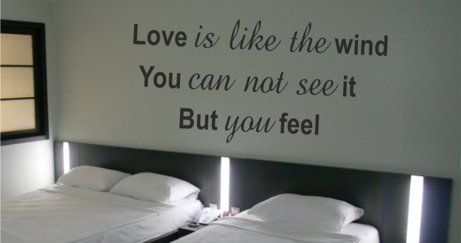 563 Dekoracyjny napis na ścianę do sypialni Love is like the wind Naklejkomania - zdjecie 1