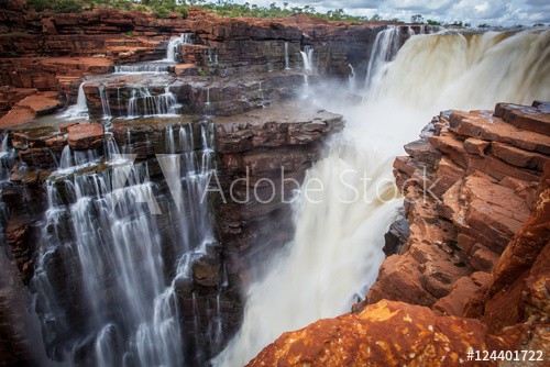 Closeup of thunderous waterfall on the King George River in the remote North Kimberley of Western Australia - zdjęcie 1