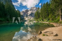 Veduta dello splendido lago di Braies in Alto Adige, Italia Naklejkomania - zdjecie 1 - miniatura