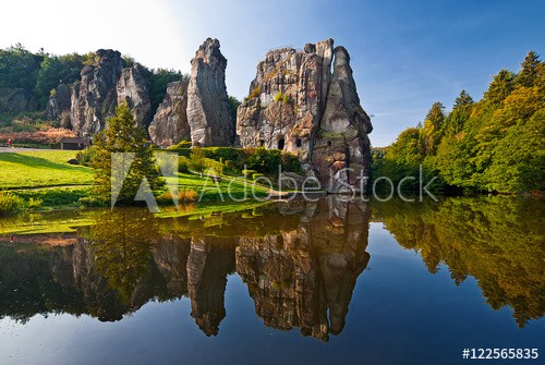 Die Externsteine mit See vor dem Teutoburger Wald