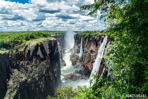 Waterfalls through the bushes - zdjęcie 1