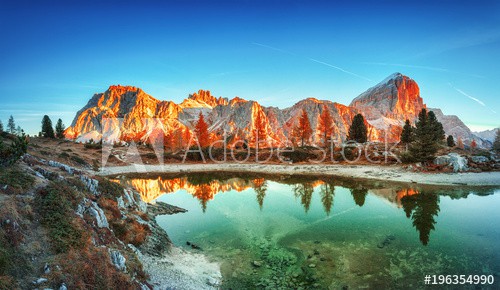Tofana di Rozes mountain ridge. Region Trentino Alto Adige, South Tyrol, Veneto, Italy. Dolomite Alps, famous travel destination in Europe. Vicinity of village Cortina D'Ampezzo and lake Limides. - zdjęcie 1