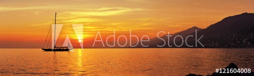 Panoramic view of Sailing at sunset with mountains - zdjęcie 1