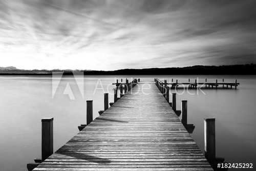 Bootsanleger am Starnberger See, Bayern, Langzeitbelichtung in schwarzweiß - zdjęcie 1
