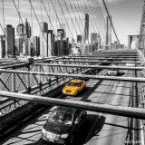 Taxi cab crossing the Brooklyn Bridge in New York Naklejkomania - zdjecie 1 - miniatura