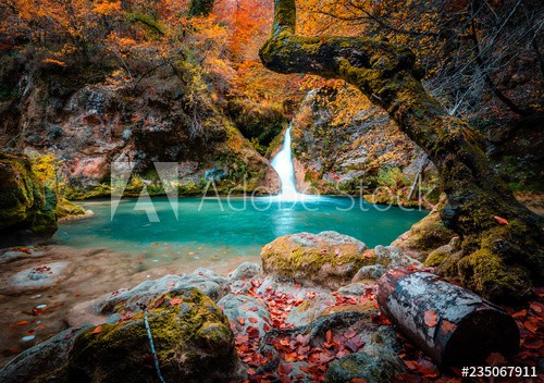 lago y cascada del nacedero del rio urederra en navarra