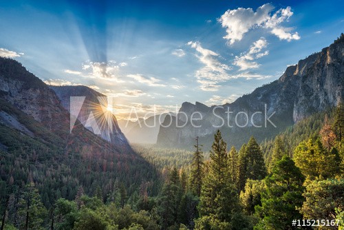 Sunrise at the tunnel View vista point at Yosemite National Park - zdjęcie 1