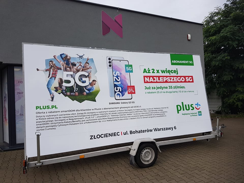 Wyklejenie reklamy na lawecie reklamowej