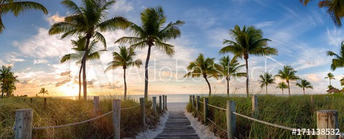 Panorama view of footbridge to the Smathers beach at sunrise - Key West, Florida. - zdjęcie 1