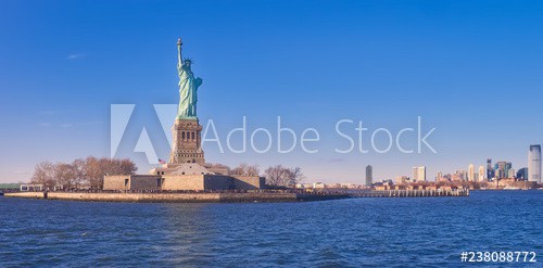 Vista desde el rio Hudson, al atardecer, de la estatua de la libertadla isla de la libertad y el horizonte de Manhattan , donde numerosos turistas, van a visitarla cada dia,desde Manhattan.
