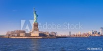 Vista desde el rio Hudson, al atardecer, de la estatua de la libertadla isla de la libertad y el horizonte de Manhattan , donde numerosos turistas, van a visitarla cada dia,desde Manhattan. Naklejkomania - zdjecie 1 - miniatura