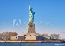 Vista desde el rio Hudson, al atardecer, de la estatua de la libertad y su isla, donde numerosos turistas, van a visitarla cada dia,desde Manhattan. Naklejkomania - zdjecie 1 - miniatura