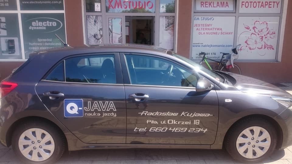 Projekt oraz montaż reklamy na aucie szkoły nauki jazdy Q-jawa