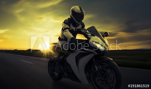schneller Motorradfahrer auf Straße im Sonnenuntergang