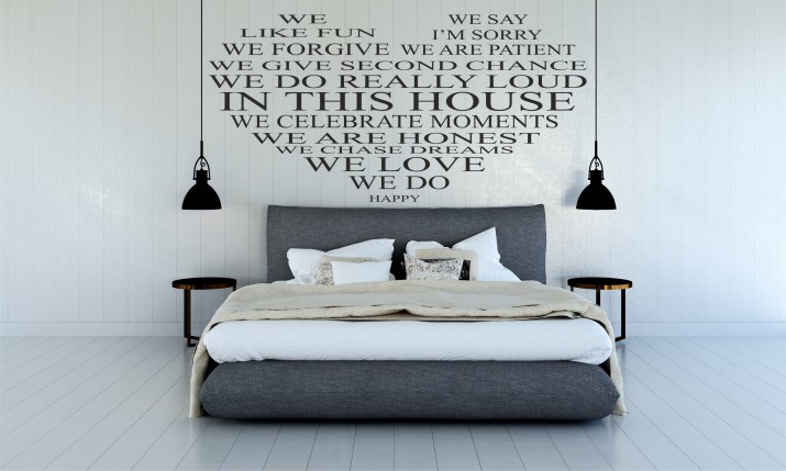 724 Naklejka ścienna napisy w kształcie serca do sypialni In this house We celebrate moments We love Naklejkomania - zdjecie 1