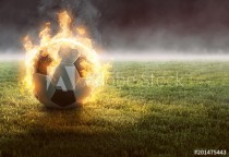 Brennender Fußball auf Rasenfläche Naklejkomania - zdjecie 1 - miniatura