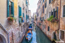 Narrow canal in Venice Naklejkomania - zdjecie 1 - miniatura