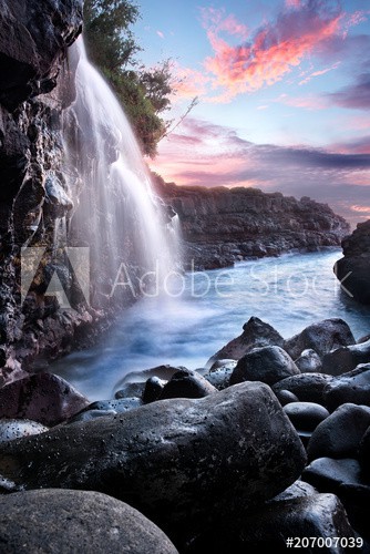 Waterfall at Queen's Bath during Sunset, Kauai, Hawaii - zdjęcie 1