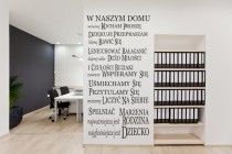 682 Naklejki na ścianę napisy ścienne W naszym domu najważniejsza jest rodzina Naklejkomania - zdjecie 1 - miniatura