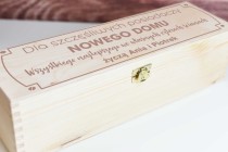 Skrzynka drewniana na wino, alkohol, prezent na parapetówkę Naklejkomania - zdjecie 1 - miniatura