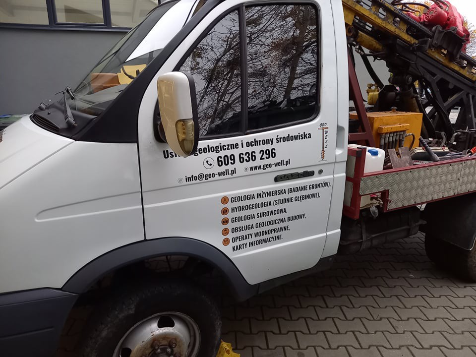 Wyklejenie reklamy z folii samoprzylepnej na samochodzie ciężarowym