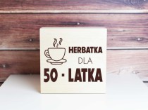 Skrzynka drewniana z grawerem na herbatę, prezent na urodziny, pięćdziesiątka 006 Naklejkomania - zdjecie 1 - miniatura