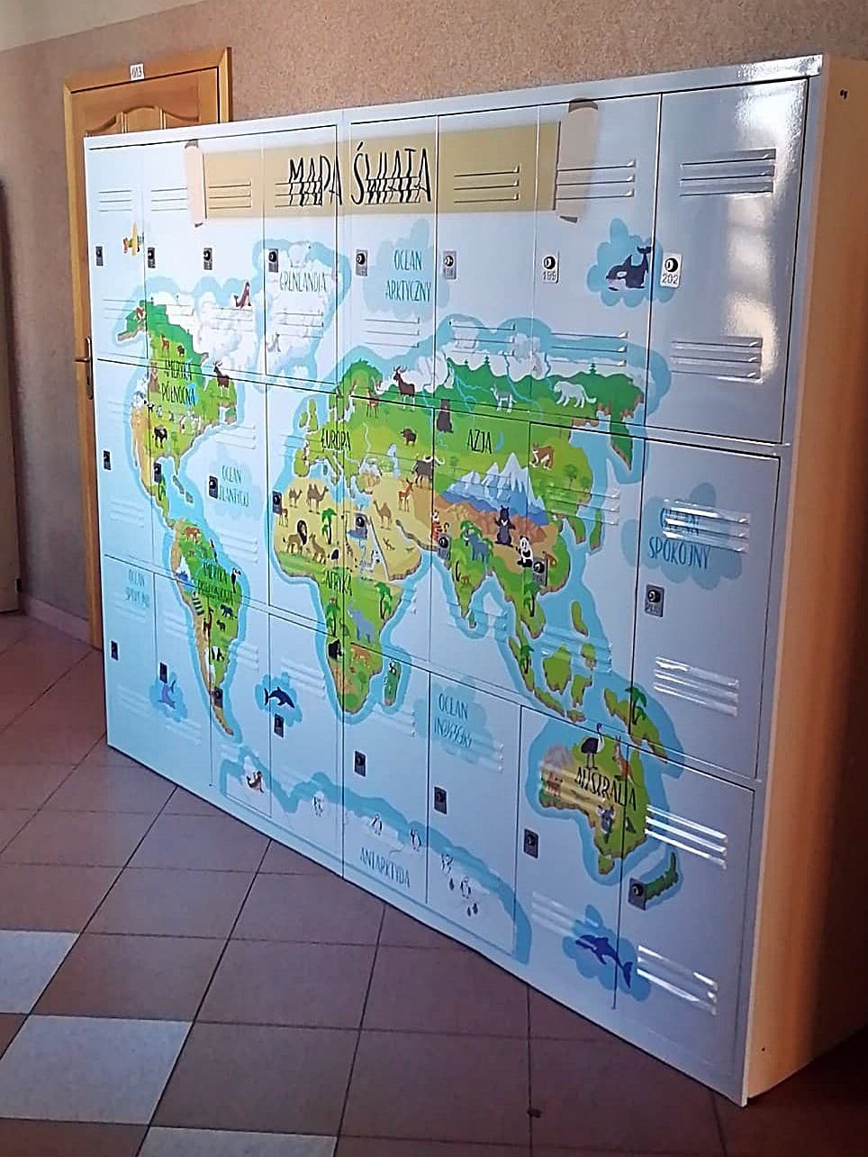 Montaż Mapy świata na Szafki szkolne szatniowe