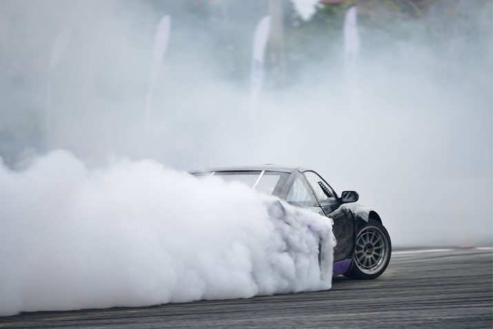 Fototapeta na ścianę driftujący samochód 42431 - zdjęcie 2