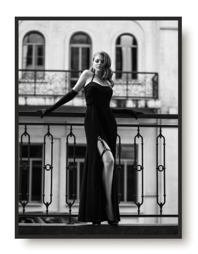 Plakat na ścianę poster kobieta na balkonie b&amp;amp;amp;w 61553 Naklejkomania - zdjecie 1