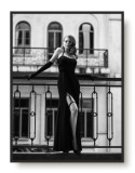 Plakat na ścianę poster kobieta na balkonie b&amp;amp;amp;w 61553 Naklejkomania - zdjecie 1 - miniatura
