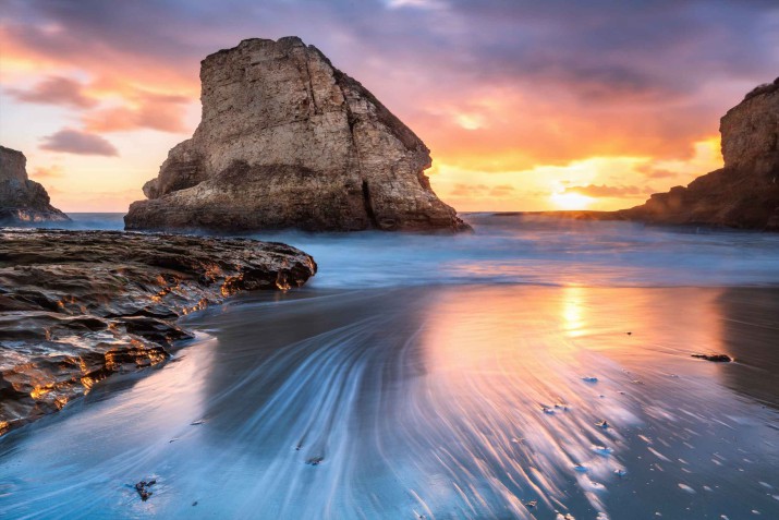 Fototapeta na ścianę Shark Fin Cove - pejzaż z zachodem słońca, skałami, plażą i morzem 90016 - zdjęcie 2