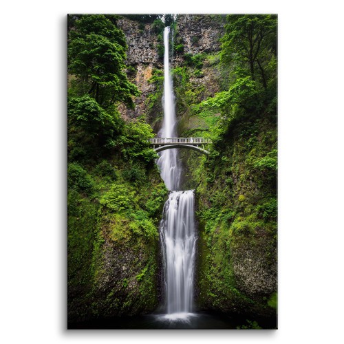 Obraz na płótnie Zielona przyroda i most - pejzaż z wodospadem, drzewami i skałami 92134