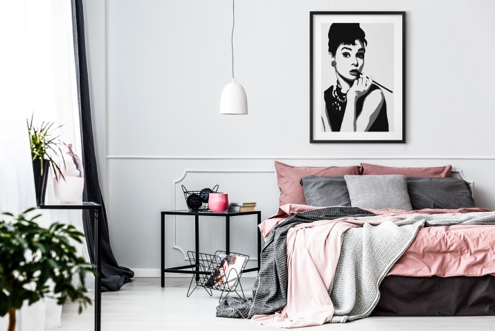 Plakat na ścianę  Audrey Hepburn - czarno-biały portret szykownej kobiety 91027 - zdjęcie 2