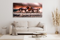 Obraz na płótnie Pędzące konie - zwierzęta na morzu z burzowym niebem 92128 Naklejkomania - zdjecie 3 - miniatura