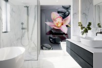 Panel szklany do łazienki Relaksujący klimat zen - kamienie spa i kwiat orchidei 93033 Naklejkomania - zdjecie 1 - miniatura