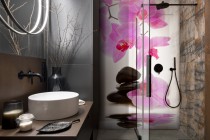 Panel szklany do łazienki Spokój - różówa orchidea nad wodą i kamieniami 93022 Naklejkomania - zdjecie 1 - miniatura