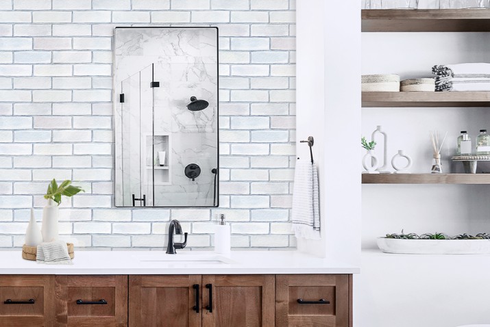Panel szklany do łazienki Białe cegły - jasna surowa ściana w szarościach 93041
