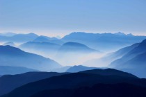 Panel szklany do łazienki Błękitne góry - pejzaż nieba i lasów we mgle 93000 Naklejkomania - zdjecie 2 - miniatura