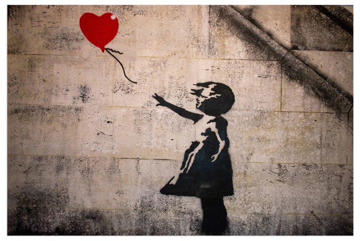 Obraz Banksy - dziewczynka z balonikiem na murze 32478 Naklejkomania - zdjecie 1