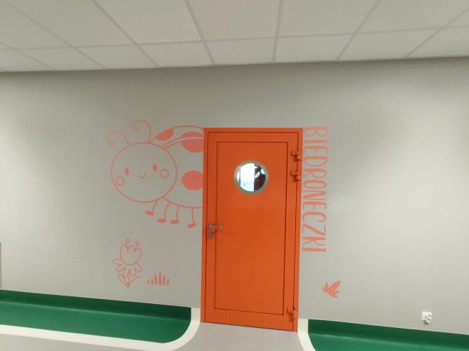 Naklejki na ściany przy drzwiach w przedszkolu: Grupa biedronki 64701 - zdjęcie 3