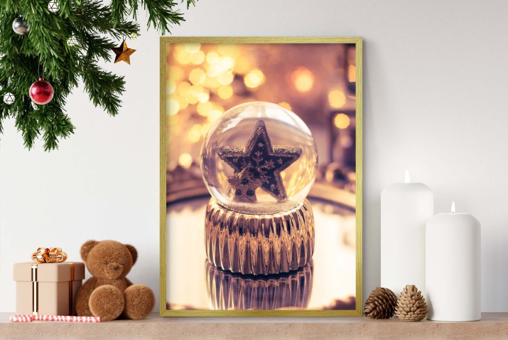 Świąteczny plakat Kula śnieżna ze śnieżynkami na tle lampek 61689 - zdjęcie 4