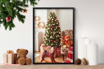 Plakat Świąteczny salon - ozdobiona choinka z prezentami 61670 Naklejkomania - zdjecie 4 - miniatura
