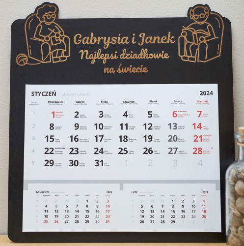 Personalizowany, grawerowany kalendarz na dzień babci i dziadka - dziadkowie w fotelach 81014 Naklejkomania - zdjecie 1