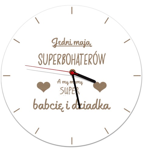 Grawerowany zegar z białej płyty HDF dla dziadków z serduszkami i napisem o superbohaterach 25513