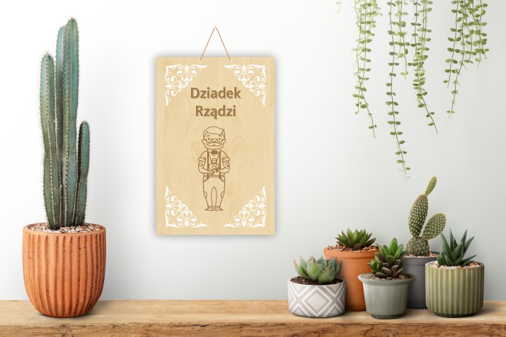 Drewniana, dekoracyjna zawieszka na prezent dla dziadka z uroczym grawerunkiem - Dziadek rządzi 81222 - zdjęcie 2