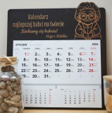 Personalizowany, grawerowany kalendarz dla babci z imionami wnuków - prezent na Dzień Babci, urodziny, święta 81016 Naklejkomania - zdjecie 1 - miniatura