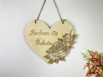 Drewniana zawieszka w kształcie serca z grawerowaną różą Kocham Cię babciu 81210 Naklejkomania - zdjecie 3 - miniatura