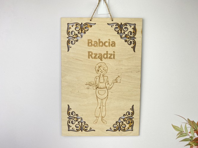 Drewniana, dekoracyjna zawieszka na prezent dla babci z uroczym grawerunkiem - Babcia rządzi 81223 - zdjęcie 3