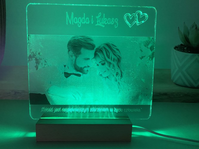 Lampka zmieniająca kolor z Twoim zdjęciem, personalizowanymi imionami i grawerunkiem o miłości - prezent na rocznice, walentynki, dla zakochanych 26016 - zdjęcie 3