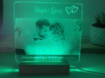 Lampka zmieniająca kolor z Twoim zdjęciem, personalizowanymi imionami i grawerunkiem o miłości - prezent na rocznice, walentynki, dla zakochanych 26016 Naklejkomania - zdjecie 3 - miniatura